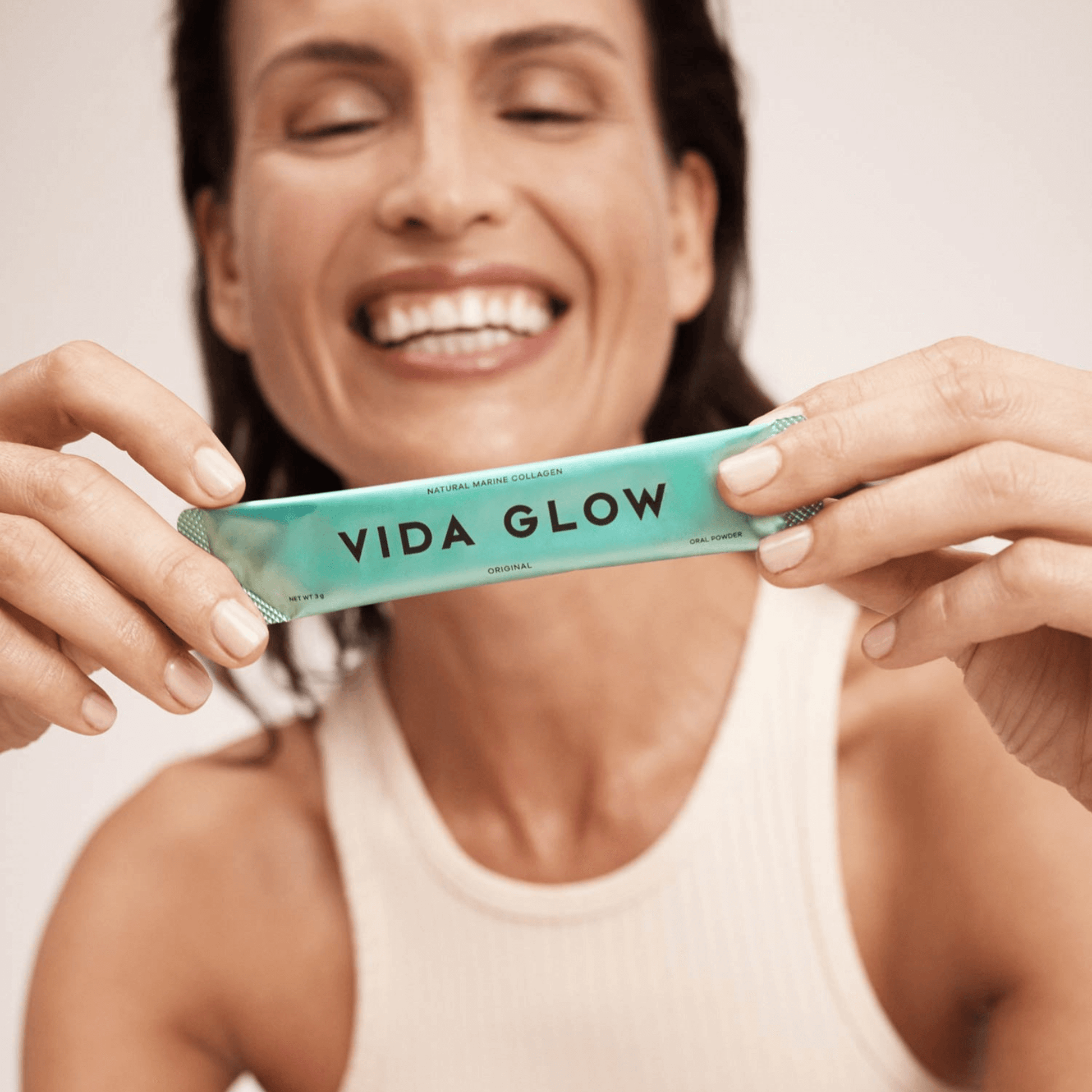 Vida Glow marine collagen original sachet handheld by model